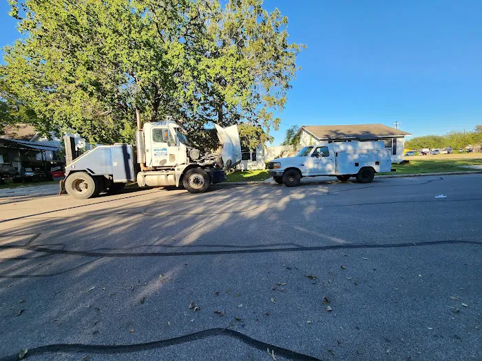 Lynn's Road Service Picture 2