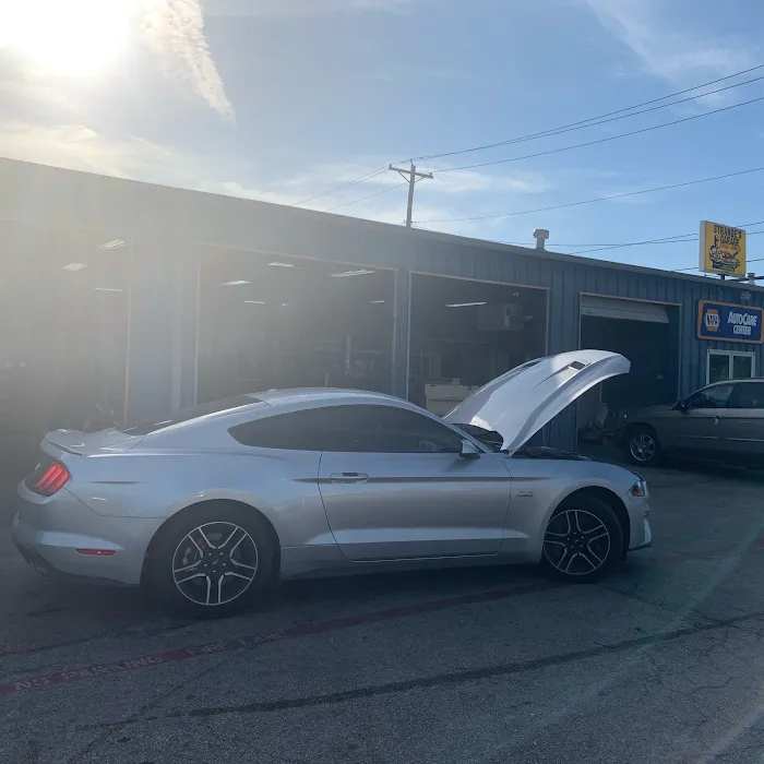 Strandes Garage Picture 10