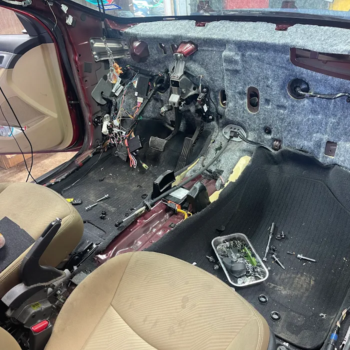 Strandes Garage Picture 8