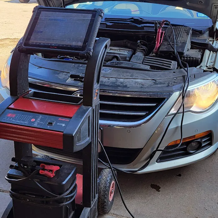 Strandes Garage Picture 5