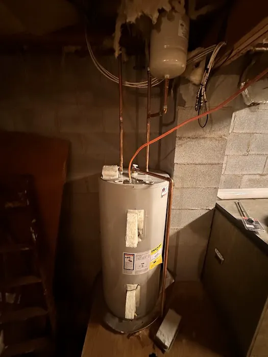 Dave's Air Conditioning Plumbing & Electrical Picture 2