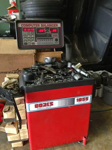 Auto Repair Center Picture 2