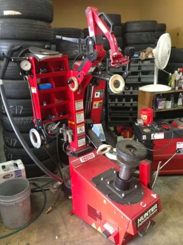 Auto Repair Center Picture 4