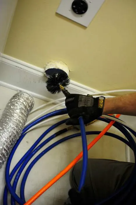 Three Guys AC Largo Picture 10