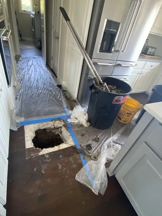 Thompson & Thompson Service Group Picture 1