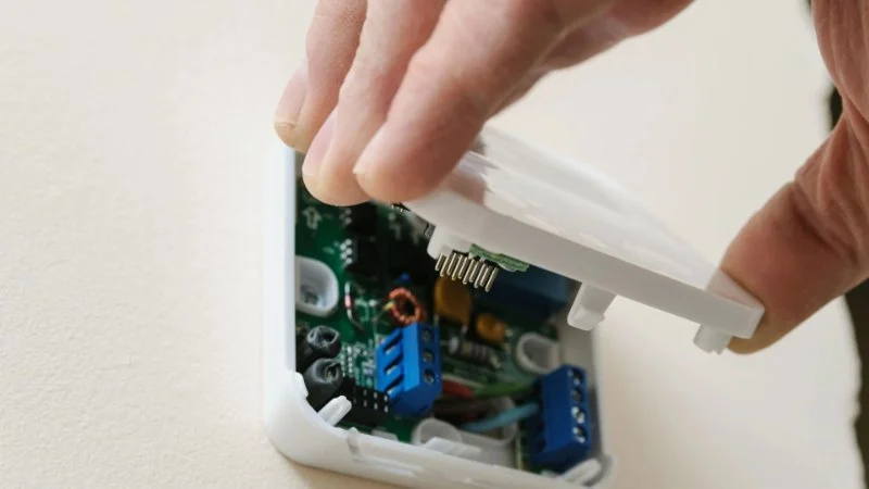 How to Repair a Broken Thermostat in Your Air Conditioning System
